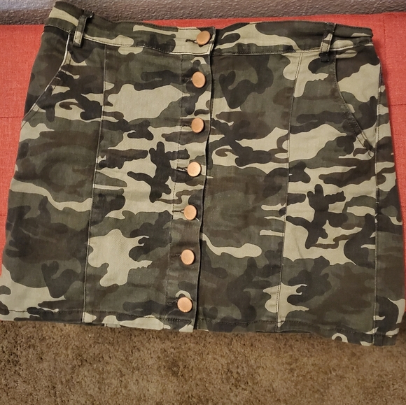 Cute Button Camo Skirt - Picture 2 of 4